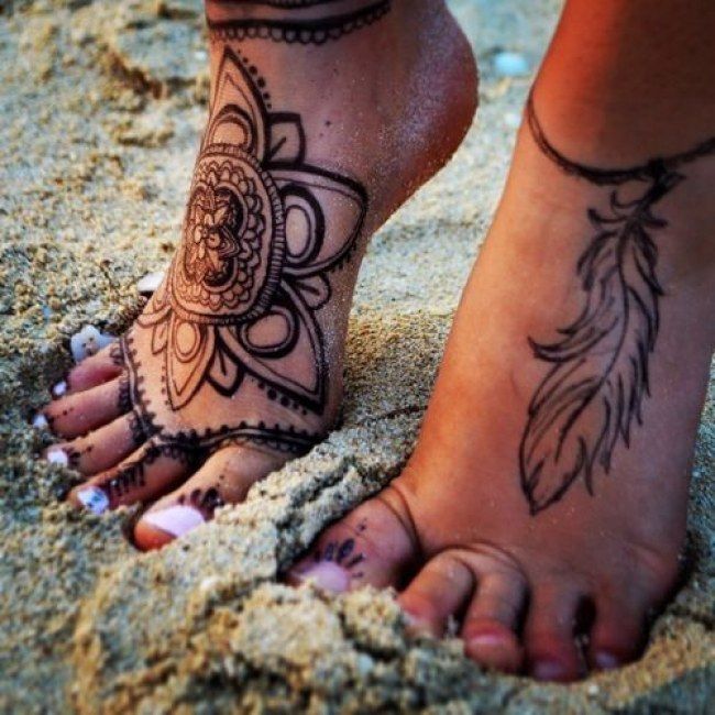Tattoo henna on feet